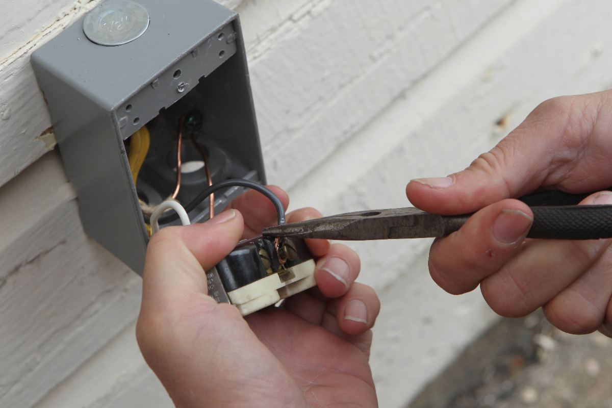 Wiring an outdoor receptacle into its box